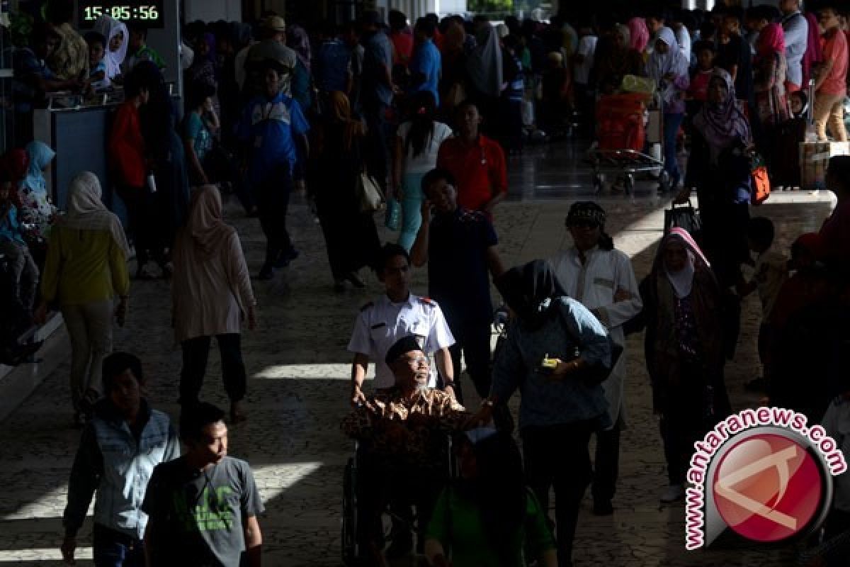 Arus mudik di Bandara Hasanuddin Makassar naik 20 persen