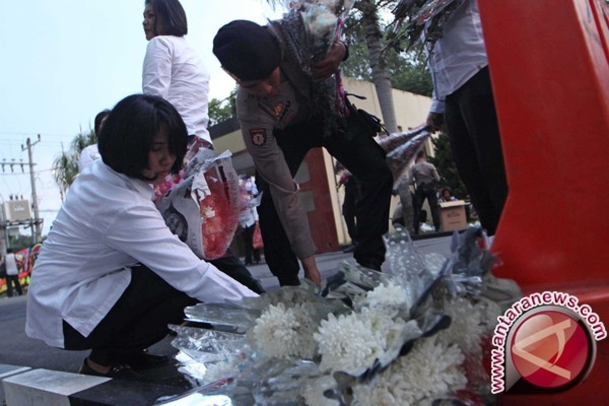 Markas Polda Sumatera Utara dipenuhi papan bunga duka cita