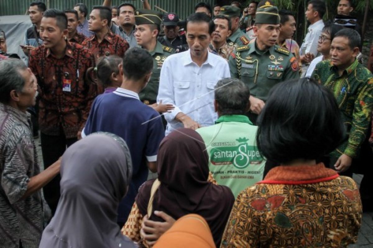 Presiden Saksikan Pembagian Sembako di Dekat Kediamannya di Solo