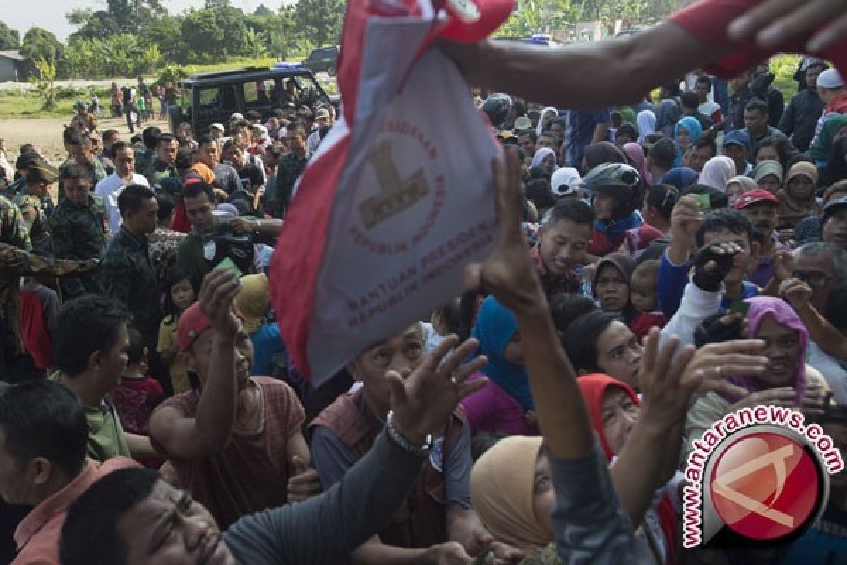 Jokowi Saksikan Pembagian Paket Sembako di Kampungnya