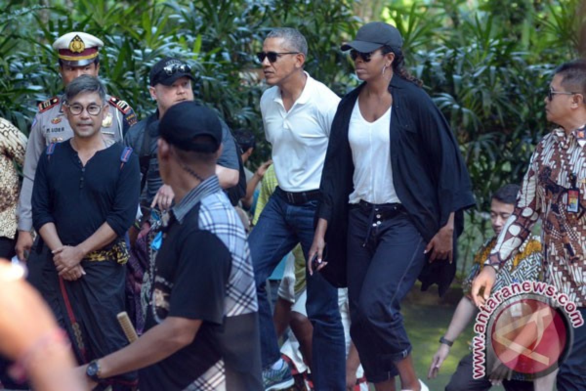 Obama visits Tirta Empul Temple in Bali