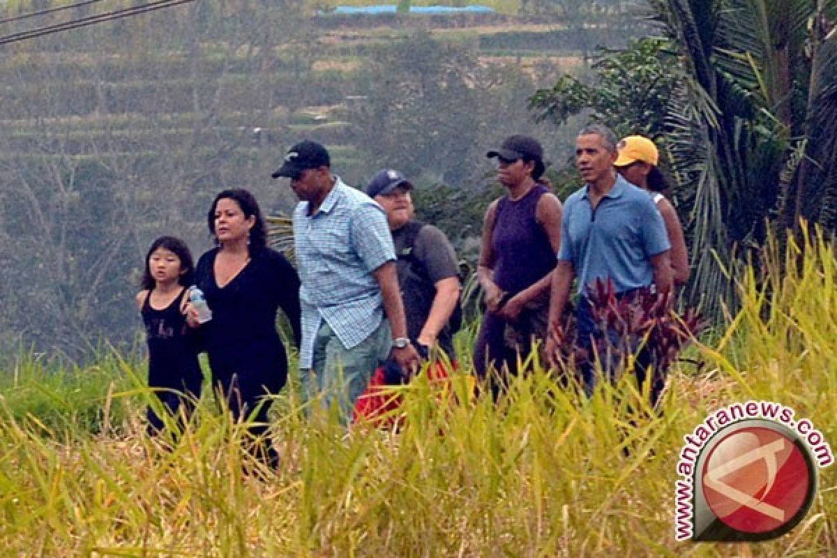 Barack Obama dan Keluarga Kunjungi Objek Wisata Tirta Empul