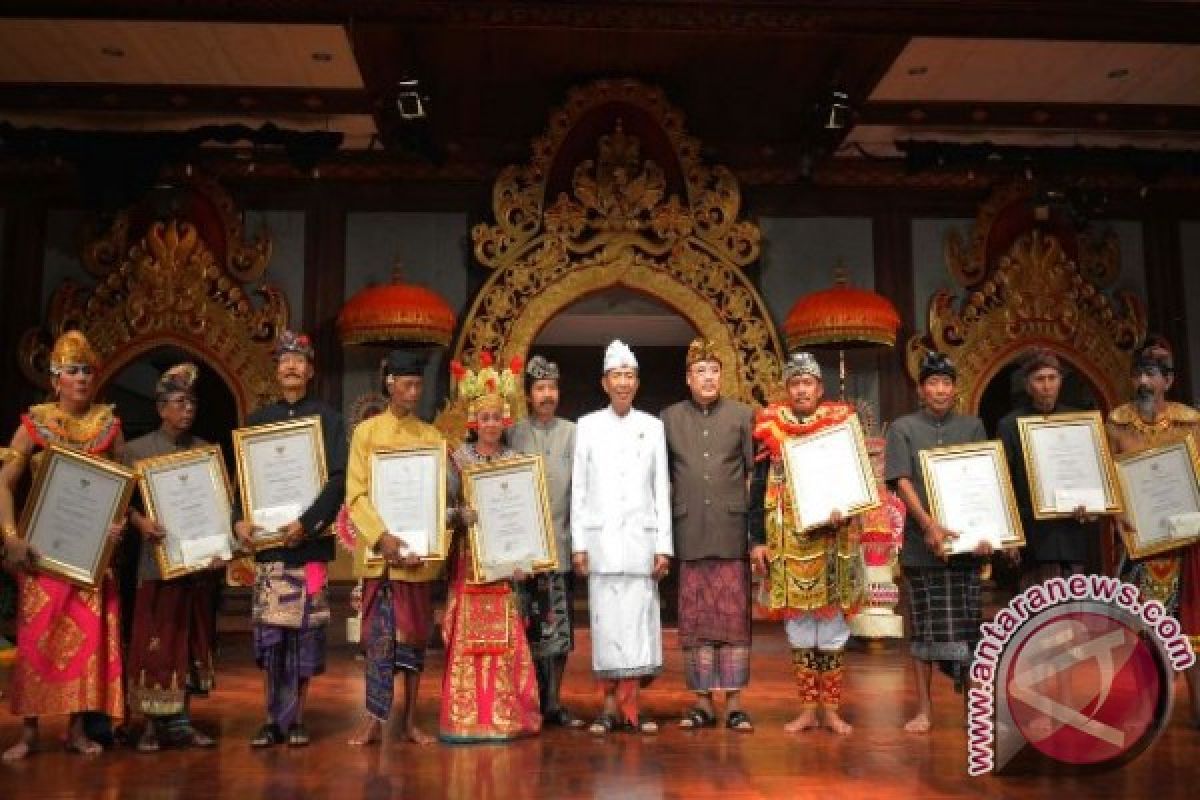 Gubernur Bali Serahkan Penghargaan Seniman Pengabdi Seni