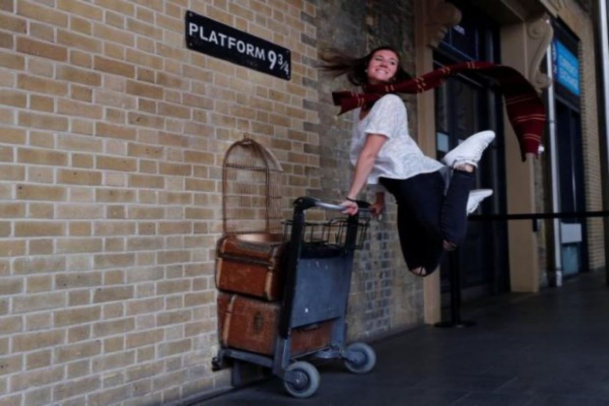 20 tahun Harry Potter, penggemar rayakan di platform 9-3/4