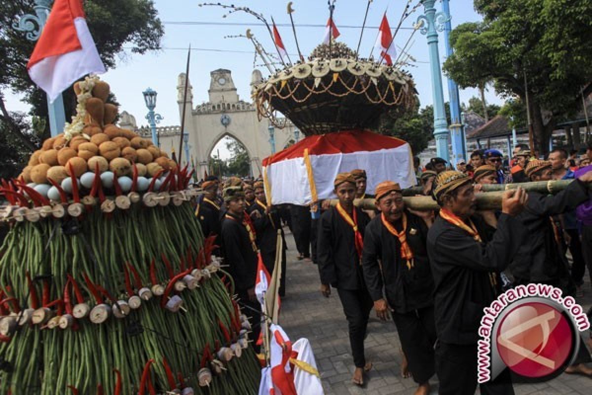 Ratusan orang ikuti tradisi "Gunungan Grebeg syawal"