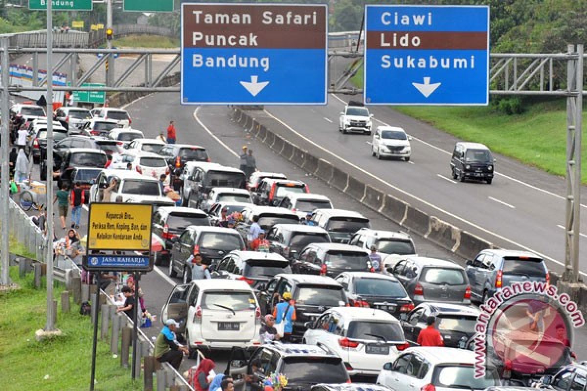 Jalur menuju Puncak tertutup dari Cianjur