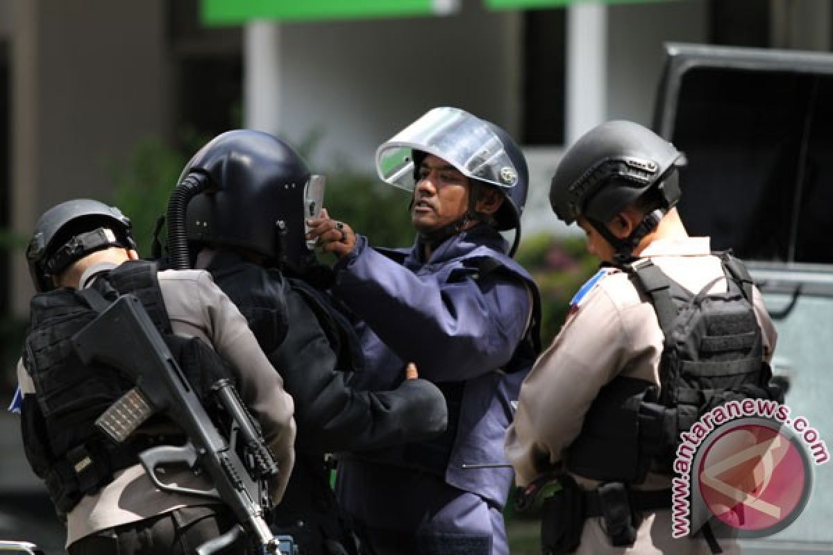 Polisi periksa benda mencurigakan di Pamekasan