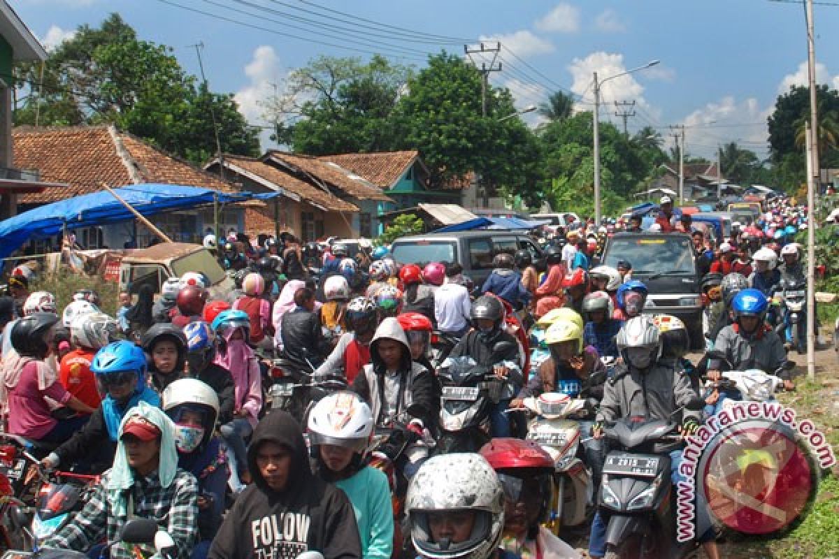 Wisatawan terjebak kemacetan parah di Anyer-Carita