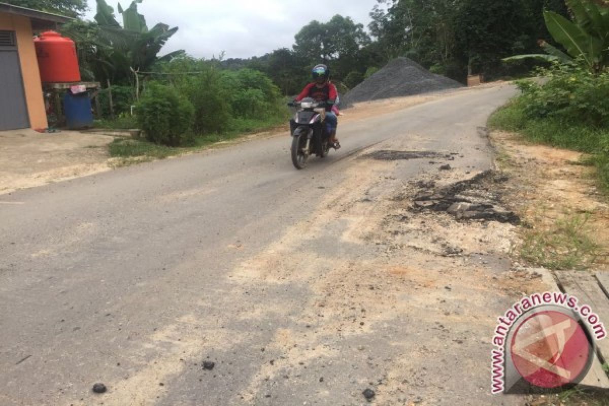 Warga Keluhkan Alat Berat Rusakkan Aspal Sunyat