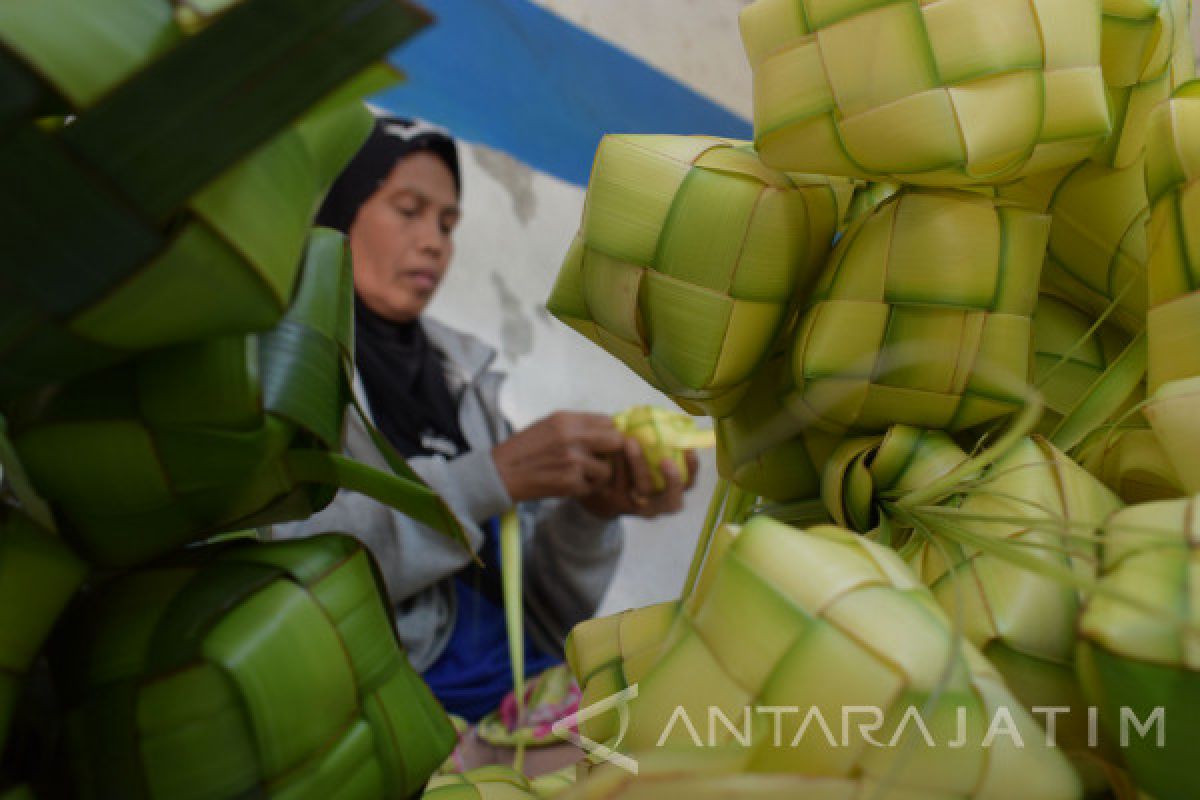 Warga Kaitetu sedekah ketupat di malam Tujuh Likur