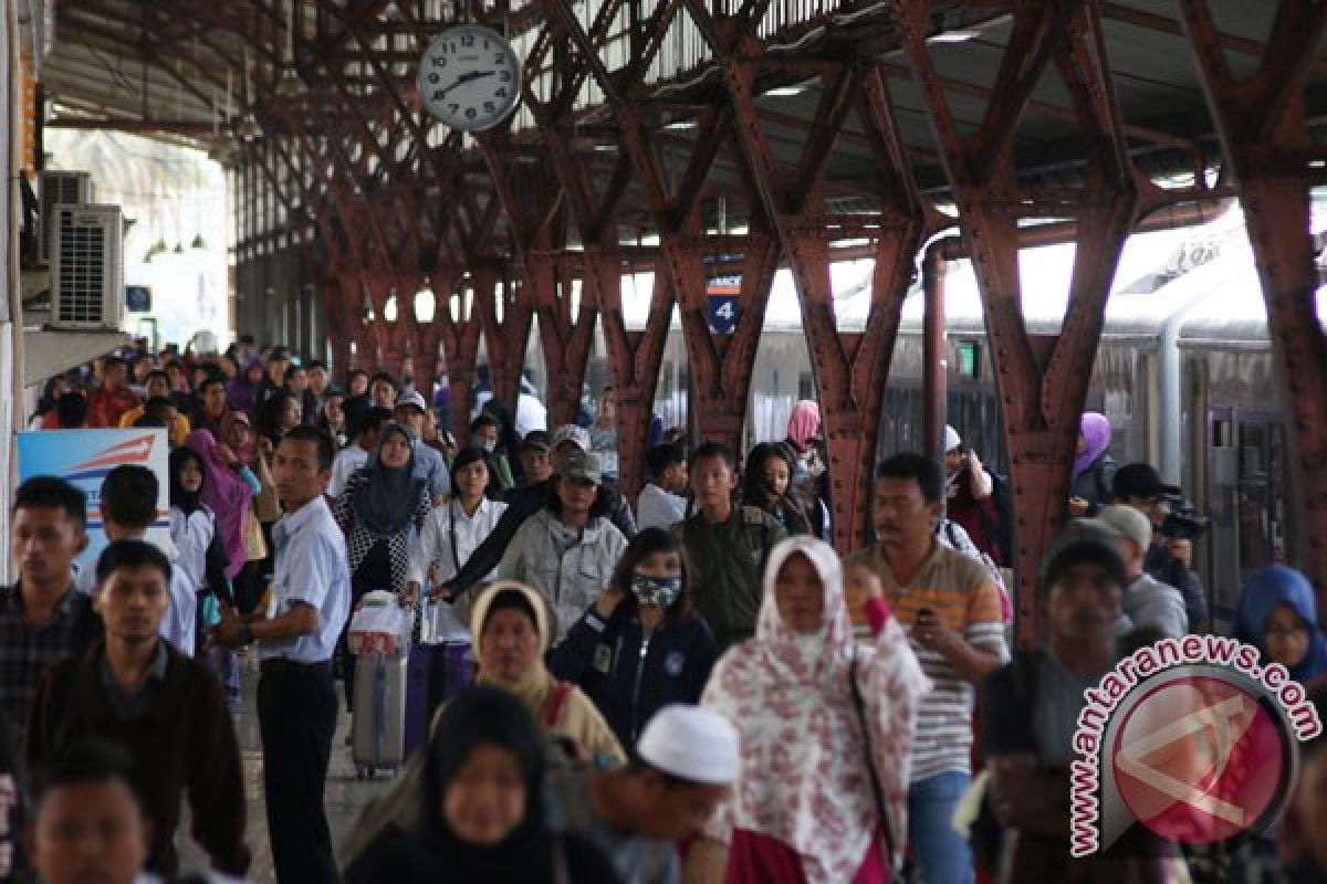 Puncak arus balik Stasiun Senen terjadi Sabtu