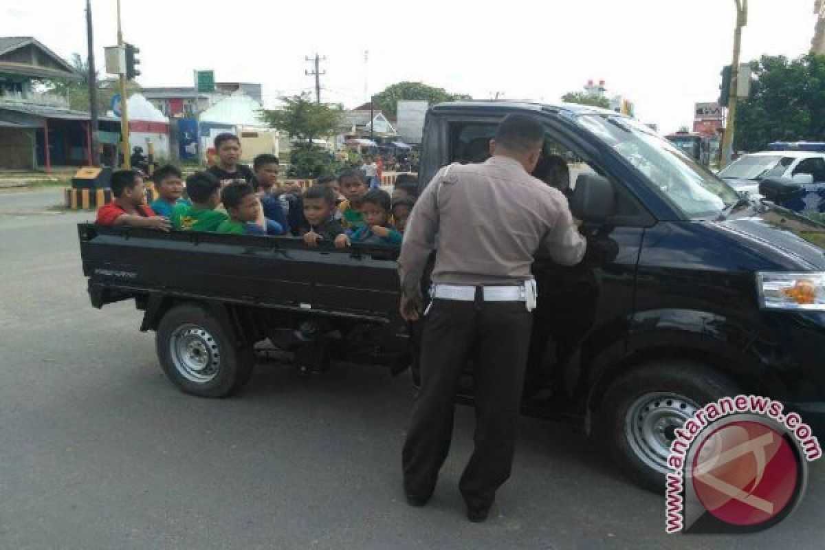 Dijadikan Angkutan Penumpang, Polres Bangka Barat Tindak Mobil Bak Terbuka