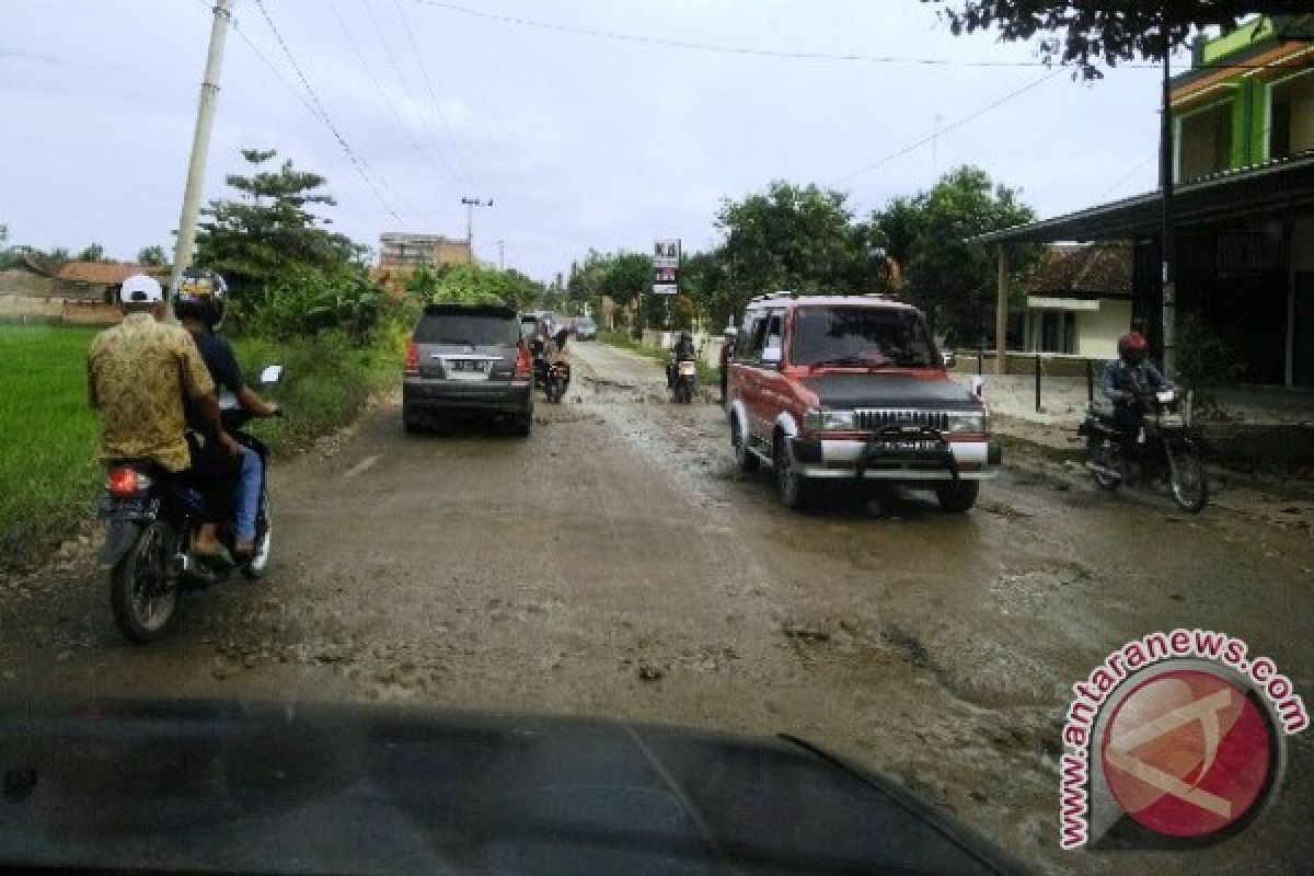 Pemudik Keluhkan Kerusakan Jalan  Arah Sukoharjo Lampung 