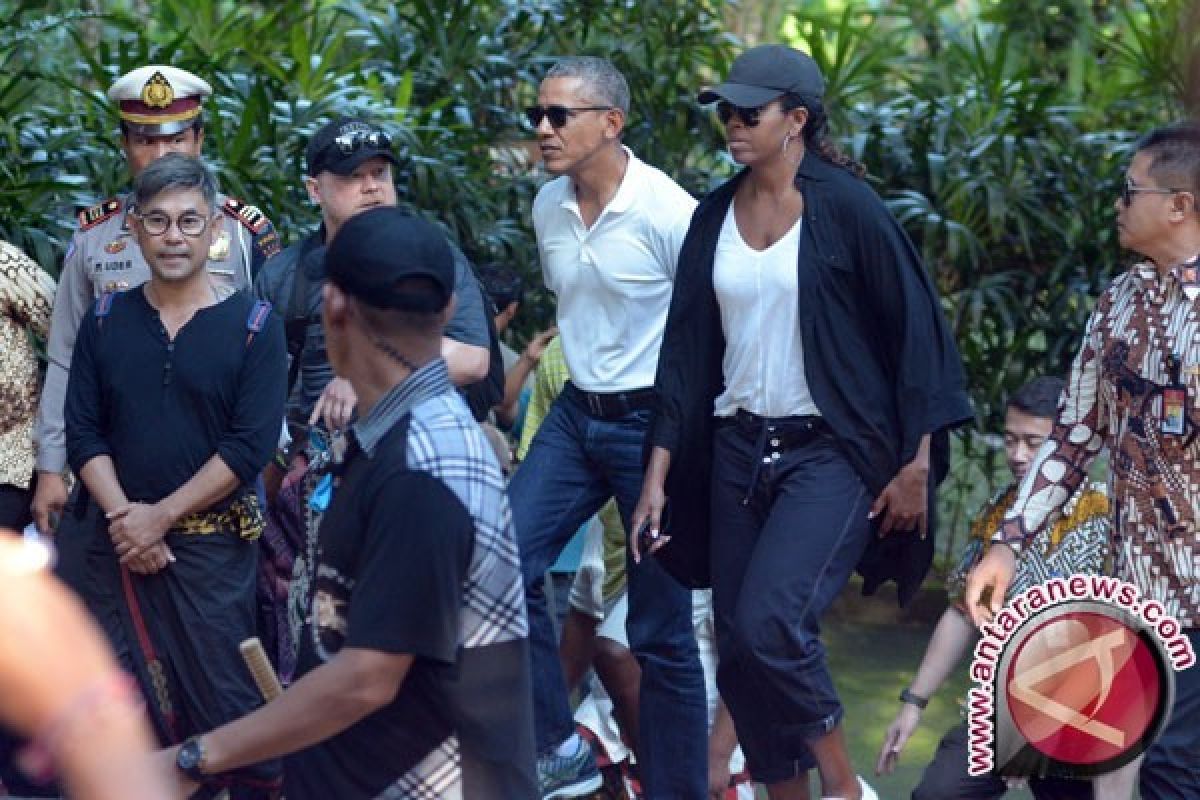 Obama Visits Tirta Empul Temple in Bali