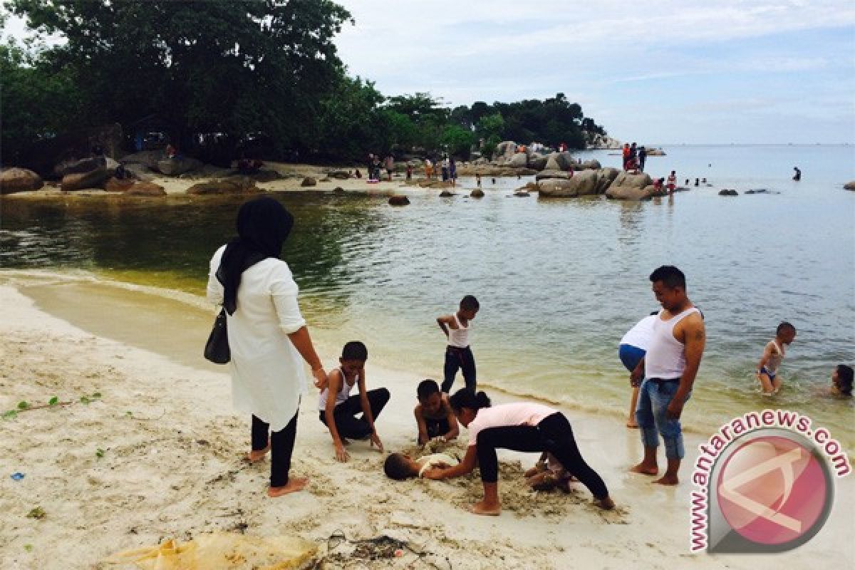 Libur Lebaran Pantai Trikora Dipadati Pengunjung