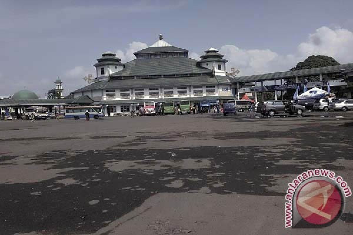  Penumpang Bus Terminal Rajabasa Surut Malam Hari 