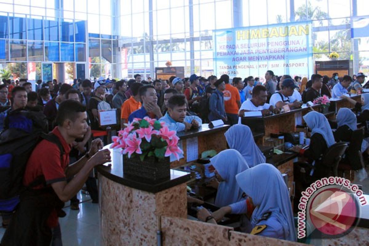 Kendaraan roda empat pemudik padati Bakauheni