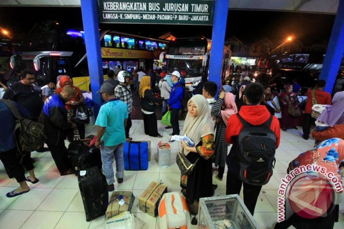 Kedatangan bus ke terminal Lhokseumawe mulai ramai