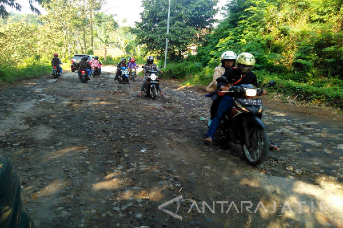 Jalur Ngantang-Wlingi Blitar Padat Arus Balik