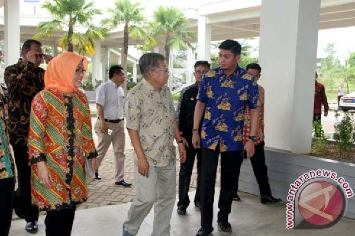 Bupati Sambut Wapres Di Kampus Unhas Gowa