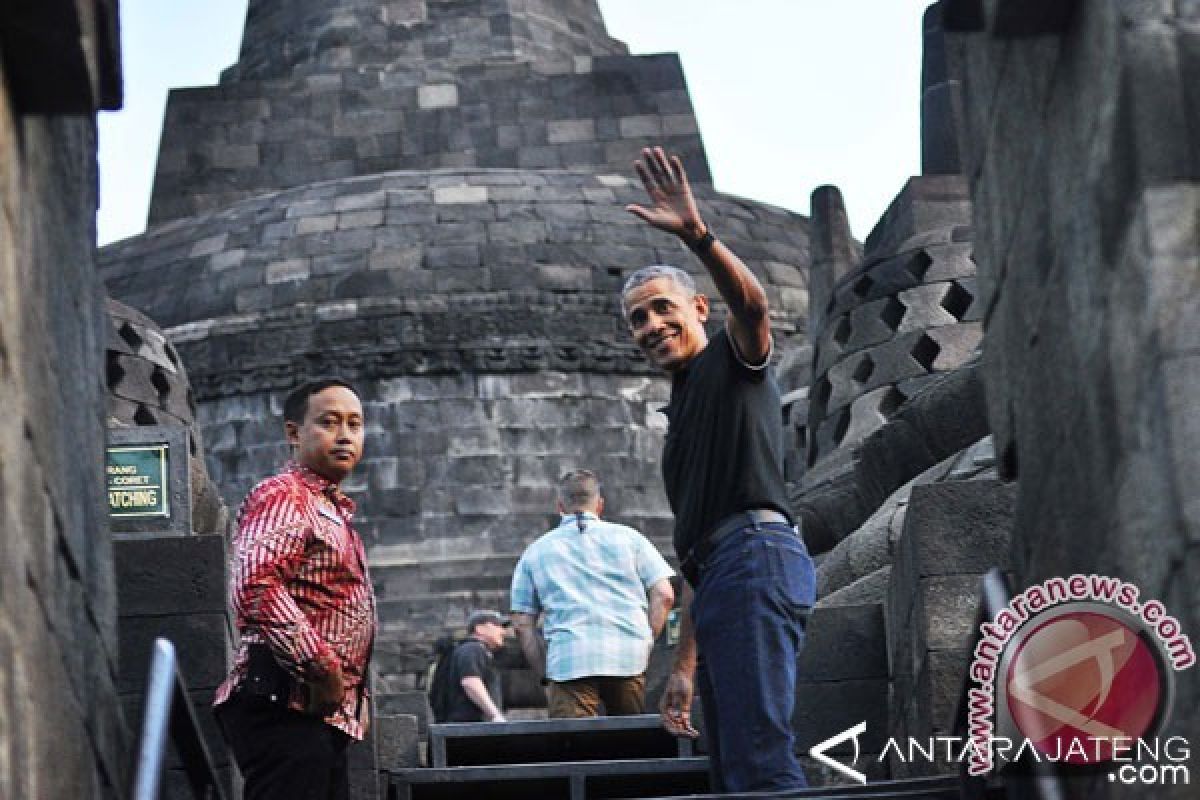 Mantan Presiden AS Barack Obama Berwisata ke Candi Prambanan