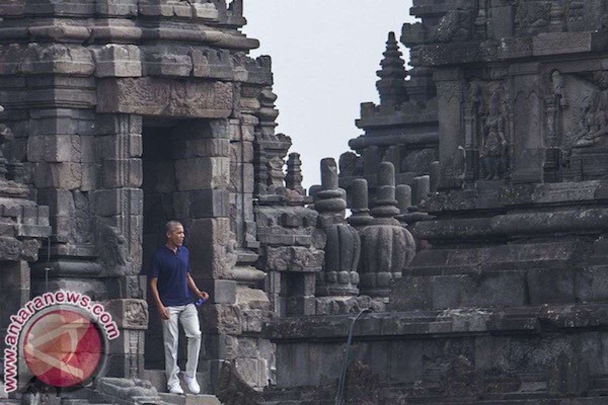 Obama visits Prambanan temple