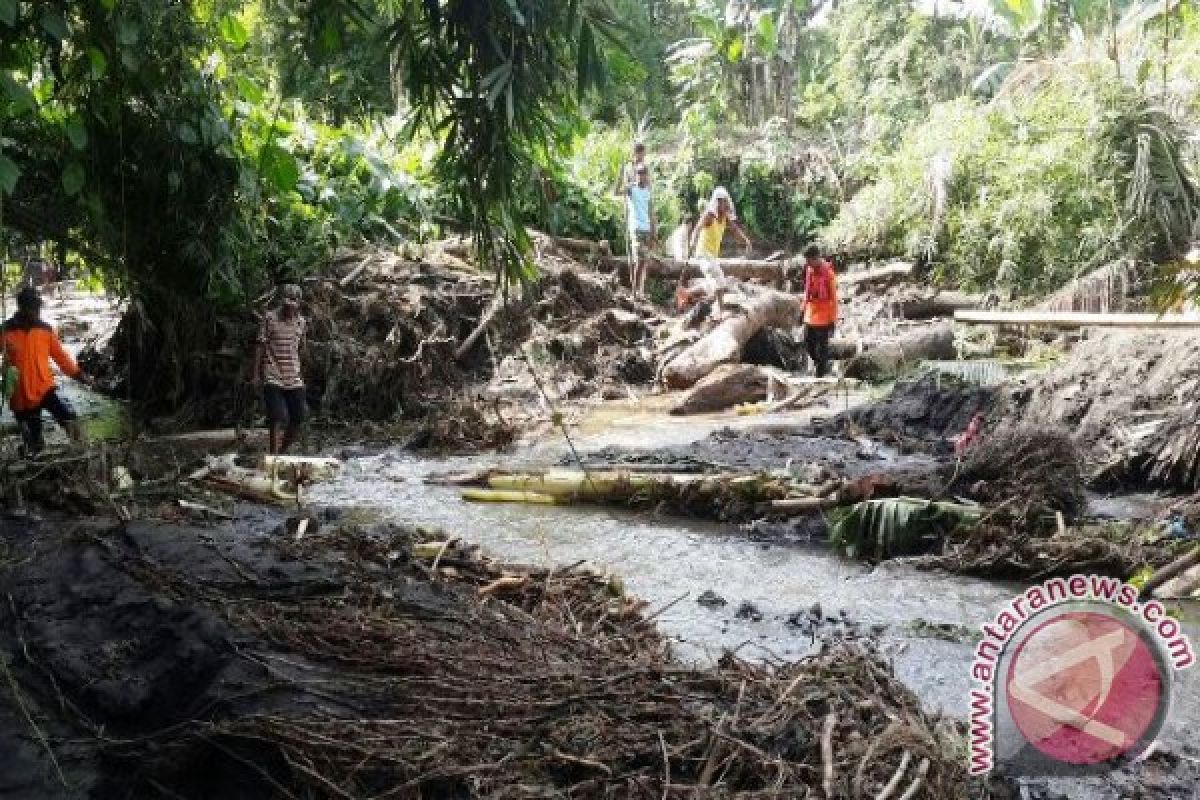 Basarnas Cari Korban Hilang Terbawa Banjir