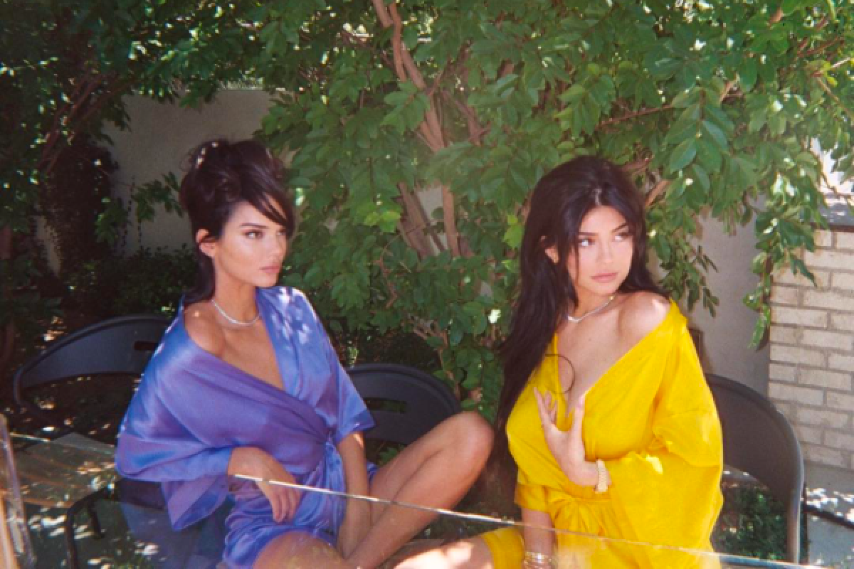 Dicela, Kendall dan Kylie Jenner menarik peredaran t-shirt