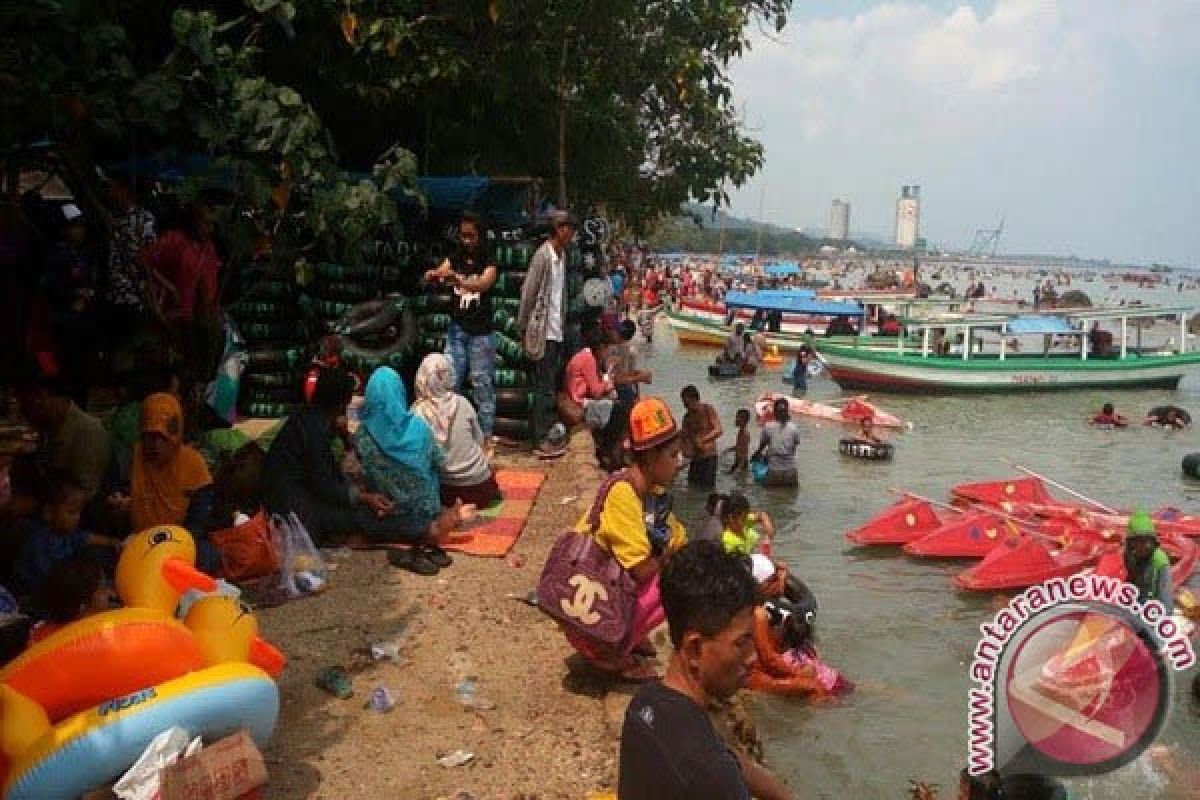 Objek Wisata Pantai Lampung dipadati Pengunjung 