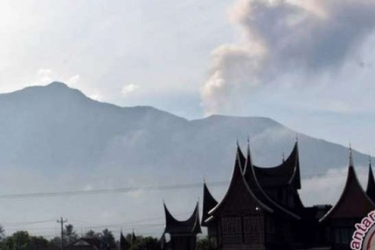 Empat Kecamatan Tanah Datar Terkena Semburan Abu Vulkanik Gunung Marapi 