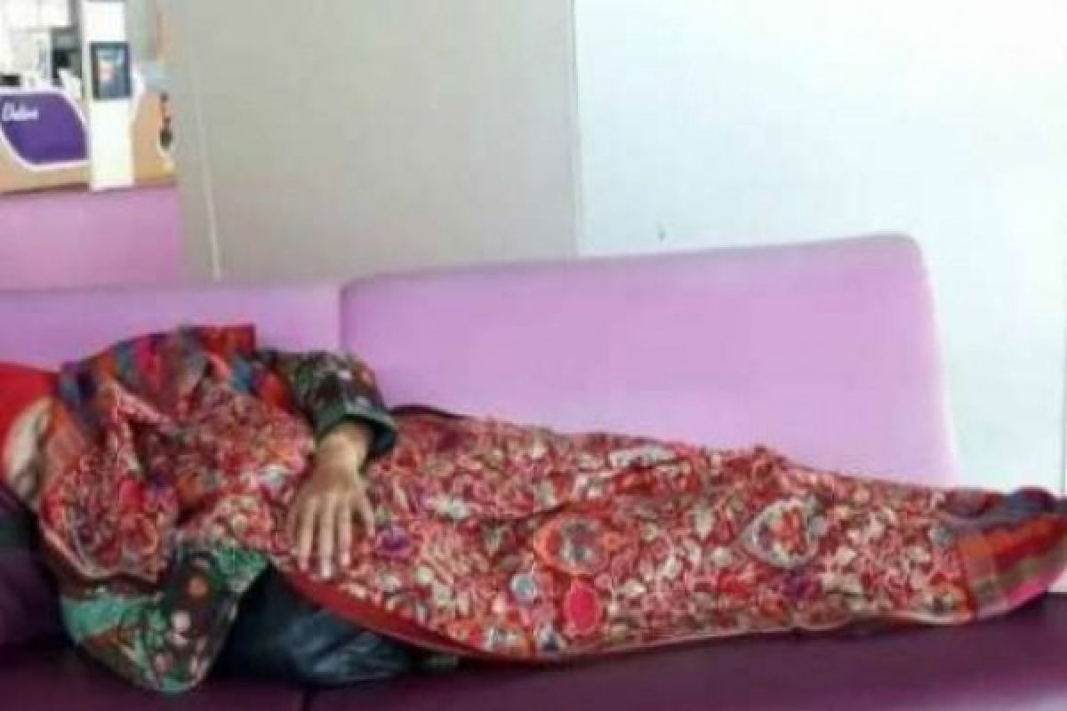 Foto Menteri Khofifah Tertidur Di Bandara Juanda Jadi Viral