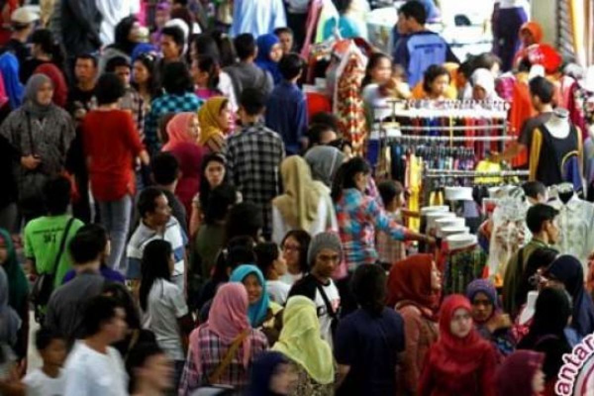 Libur Lebaran, Warga Pekanbaru Serbu Pusat Perbelanjaan