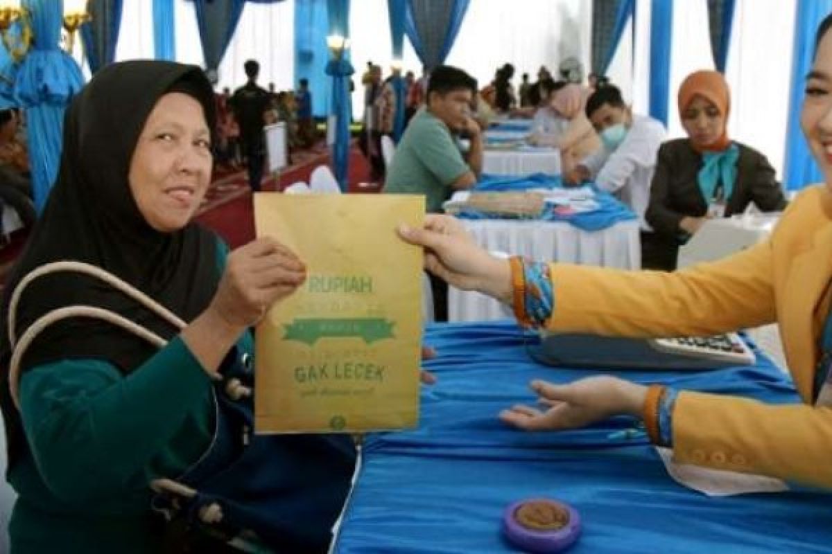 Meski Hujan, Pelataran BI Riau Dipadati Warga Untuk Tukarkan Uang 