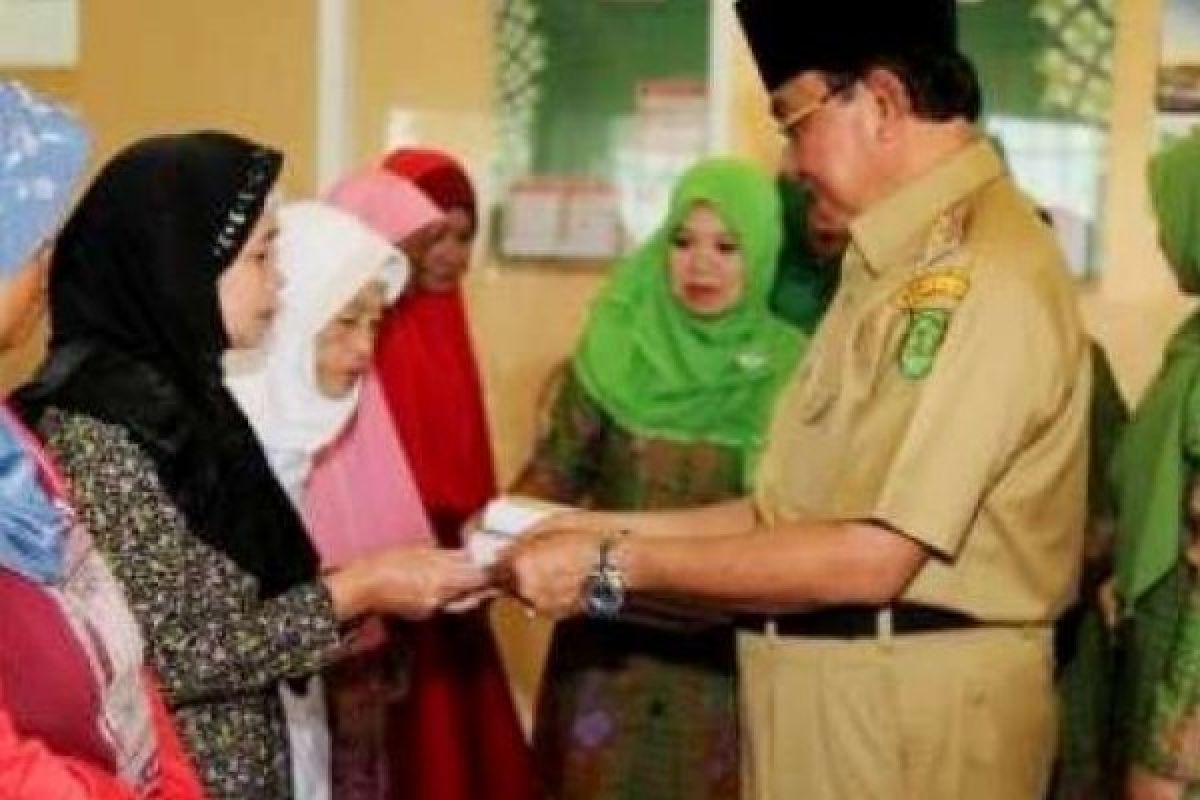 Muslimat NU Inhil Salurkan Zakat Kepada 53 Penerima