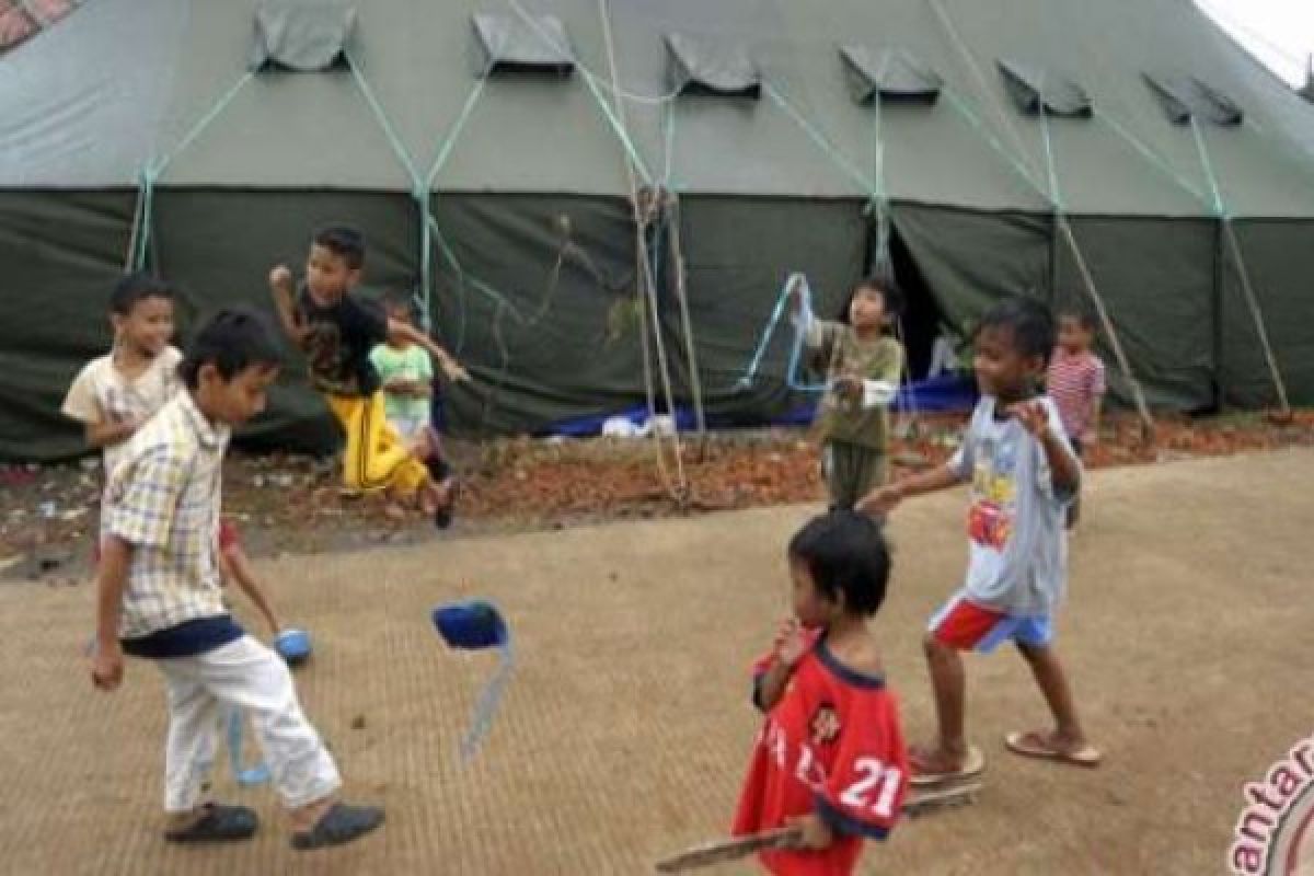 Para Korban Longsor Di Padang Makan Sahur Di Pengungsian