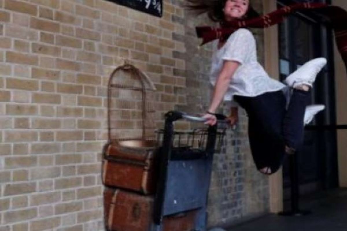 Penggemar Harry Potter Berkumpul Di Platform 9-3/4