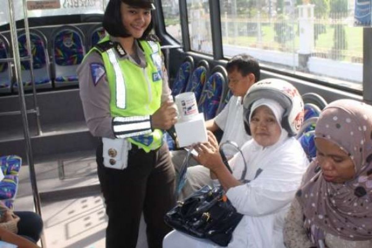 Polwan Cantik Sosialisasikan Tertib Berlalu Lintas di Bus Transmetro Pekanbaru