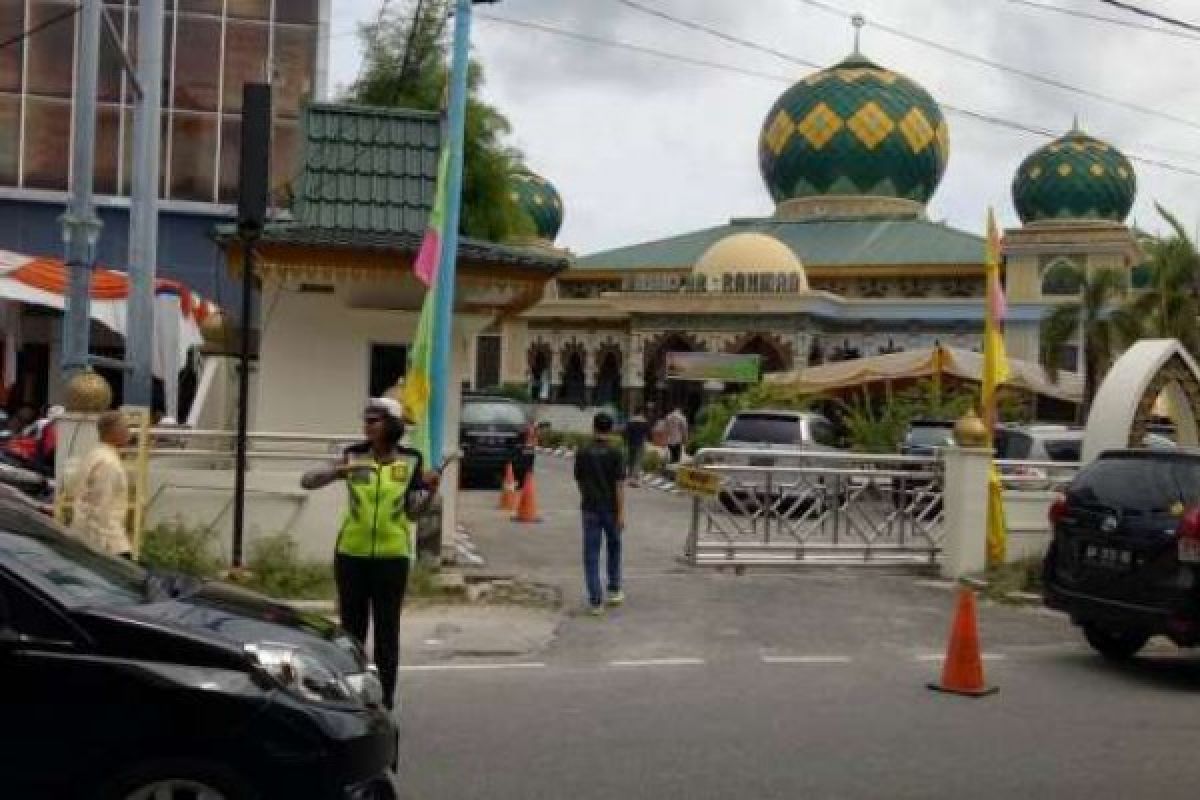 Polwan Pekanbaru Jaga Masjid dan Atur Lalin Usai Salat Jumat