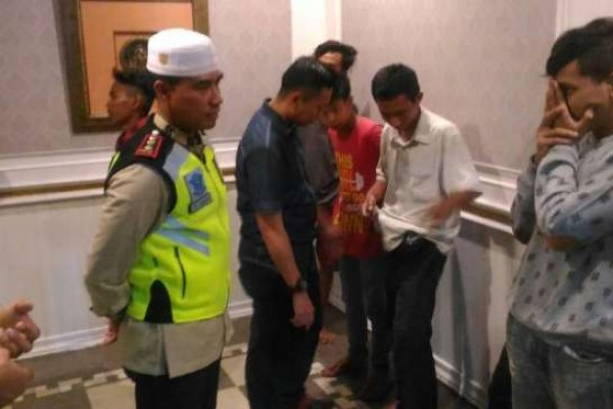 Razia Hotel Holiday Pekanbaru, 17 Pria dan 8 Wanita Diamankan 