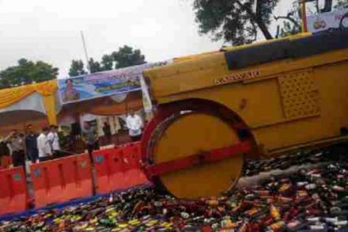 Ribuan Miras, Ekstasi, 38Kg Ganja, 7Kg Sabu Dimusnahkan di Pekanbaru