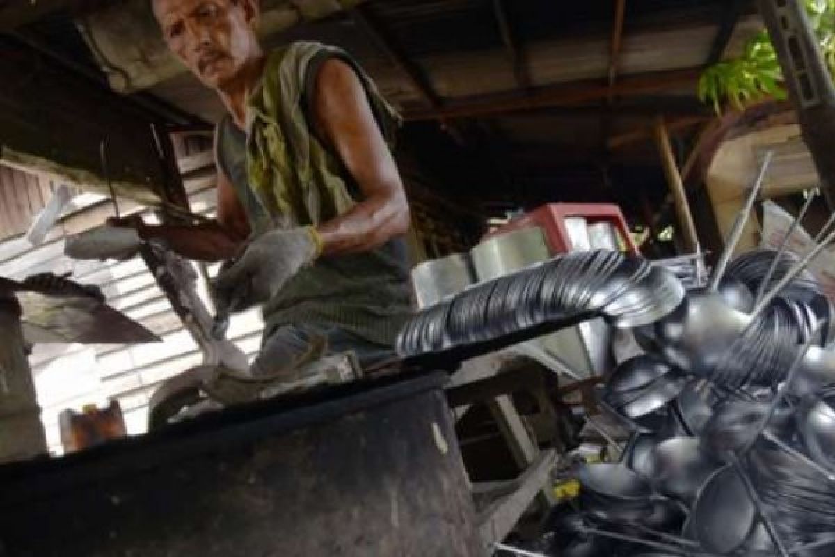 Yansen, Perajin Terakhir Sendok Alumunium Di Pekanbaru