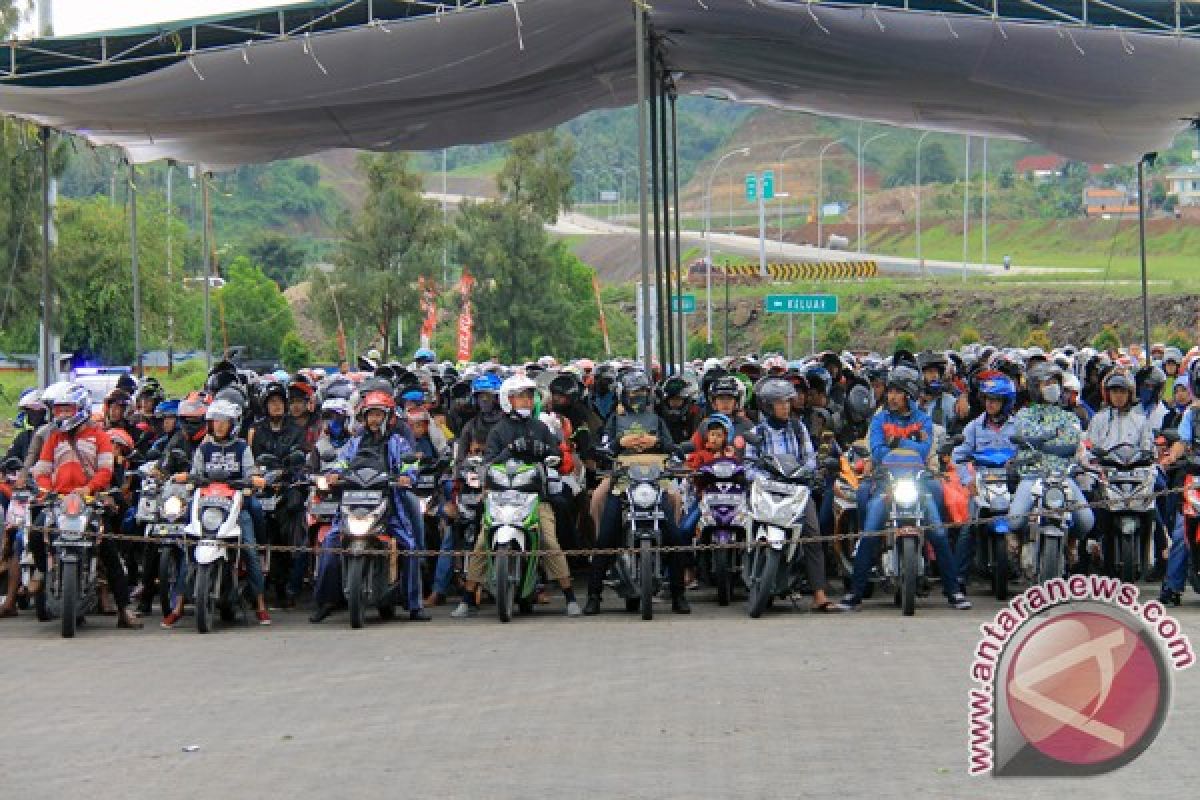 Pemudik Bersepeda Motor Terjatuh Saat Naik Kapal 