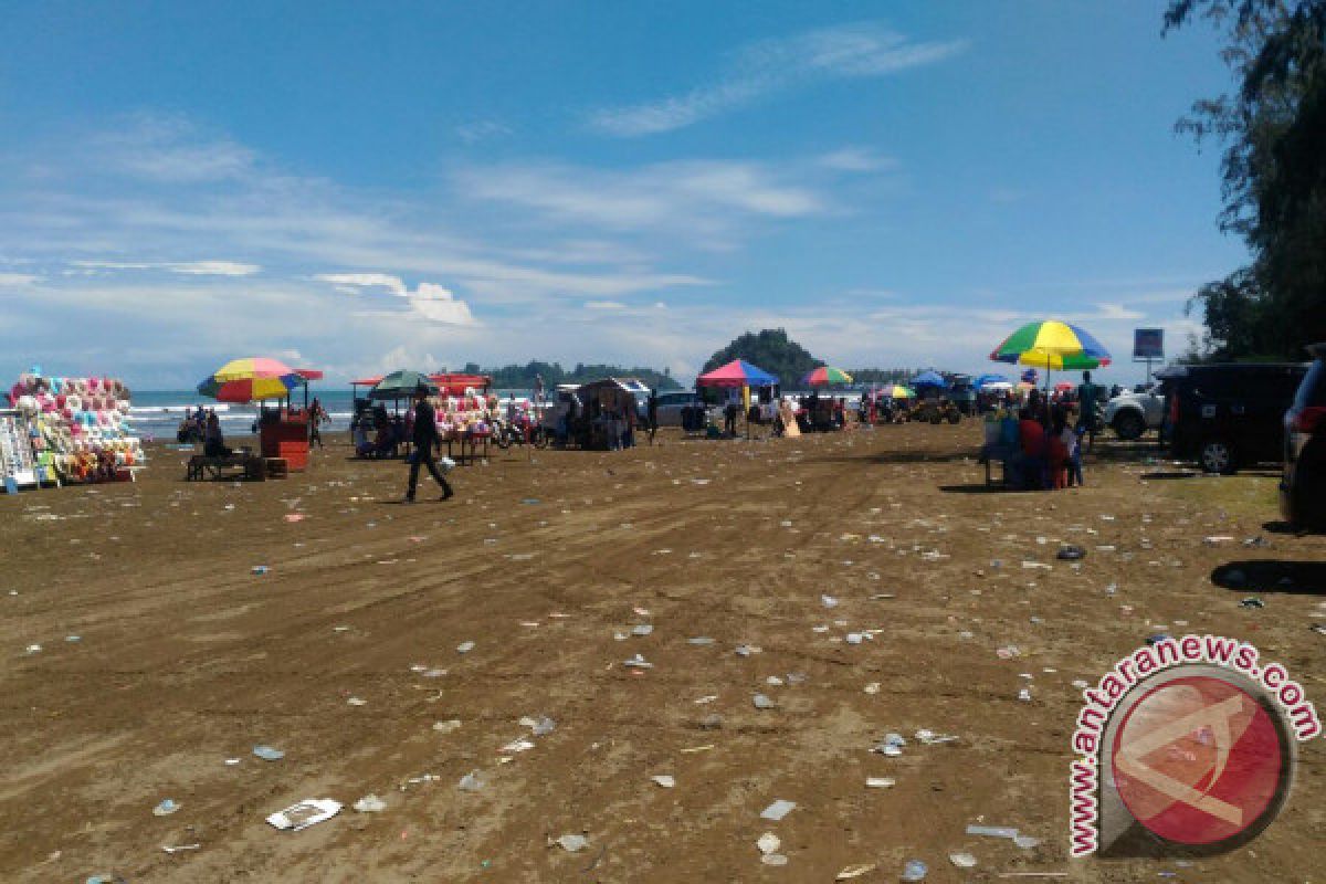 Pemkot Padang Minta Wisatawan Jaga Kebersihan Pantai