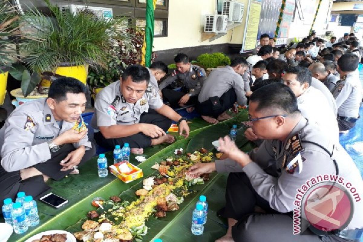 Polisi Kapuas Hulu Saprahan Nasi Kuning 71 Meter