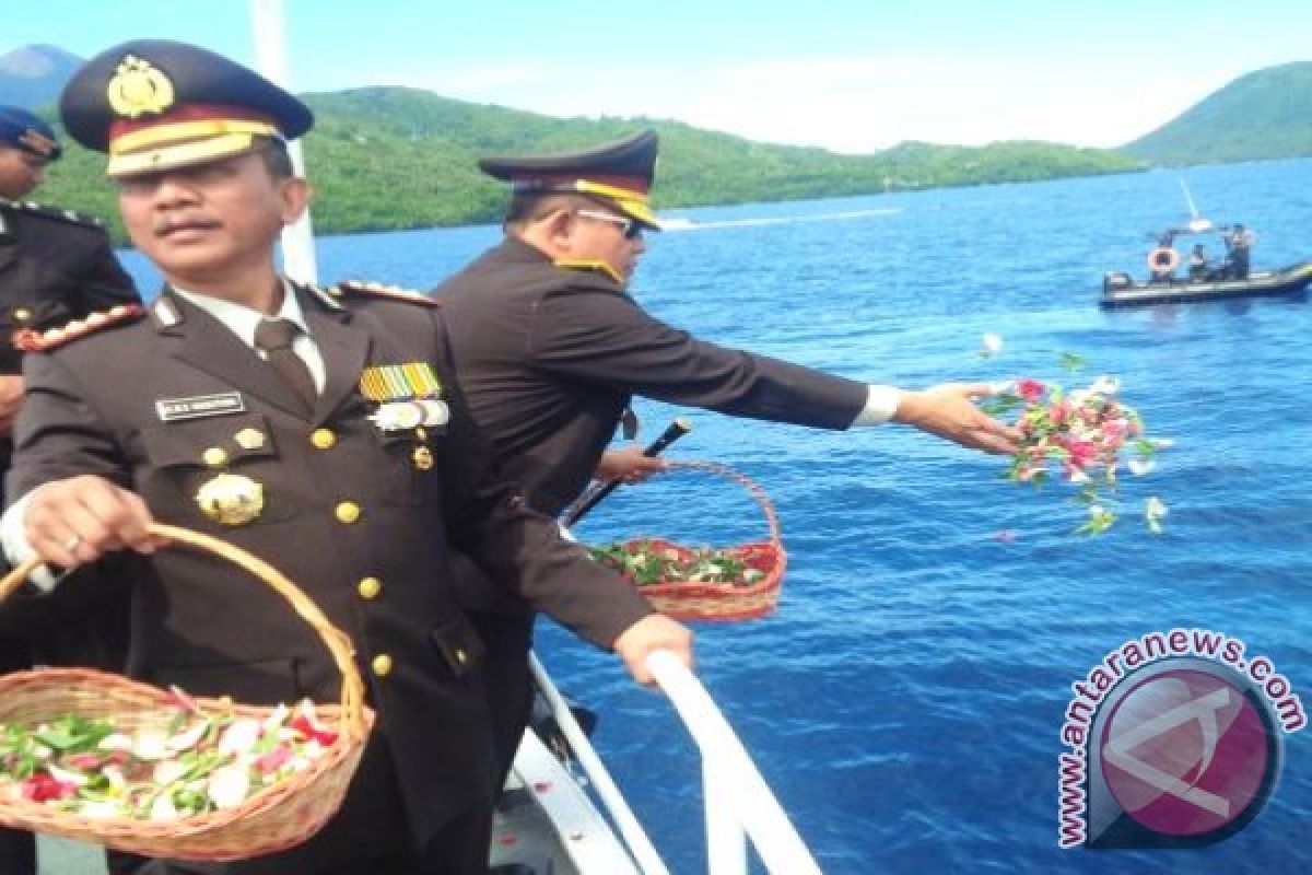 Kapolda Tabur Bunga di Perairan Ternate