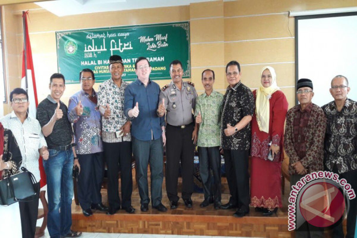 Kapuspenkum Kejagung Bangga Jadi Alumnus Fakultas Hukum Unitas Padang