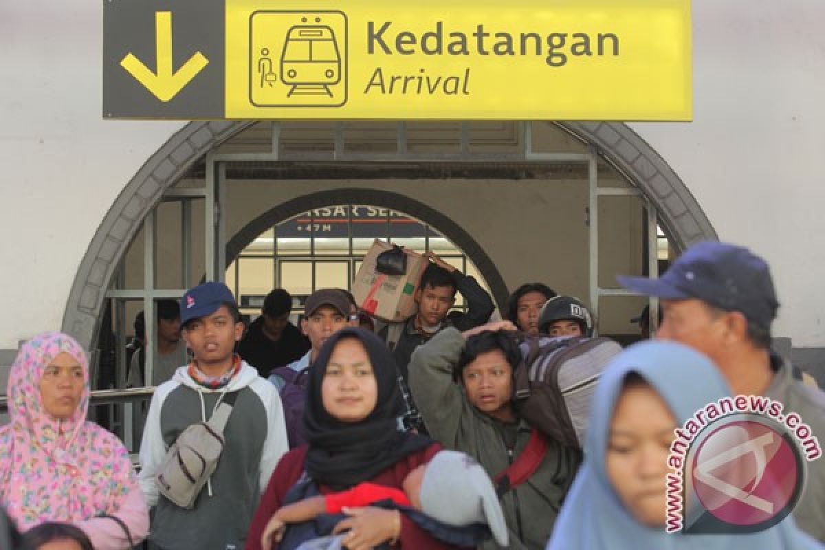 Sejuta orang lebih naik-turun di Stasiun Senen sepanjang Lebaran