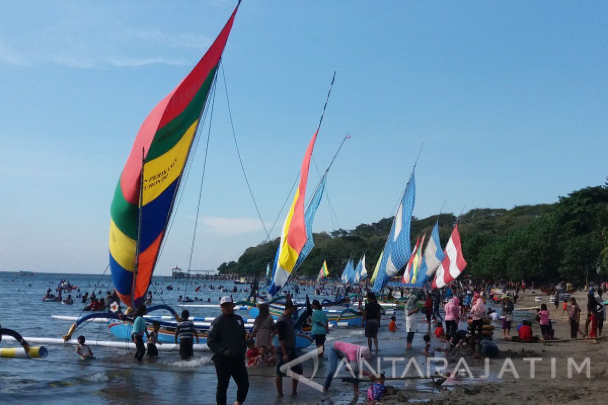 Pendapatan Sewa Perahu Layar Wisata Pasir Putih Situbondo Meningkat