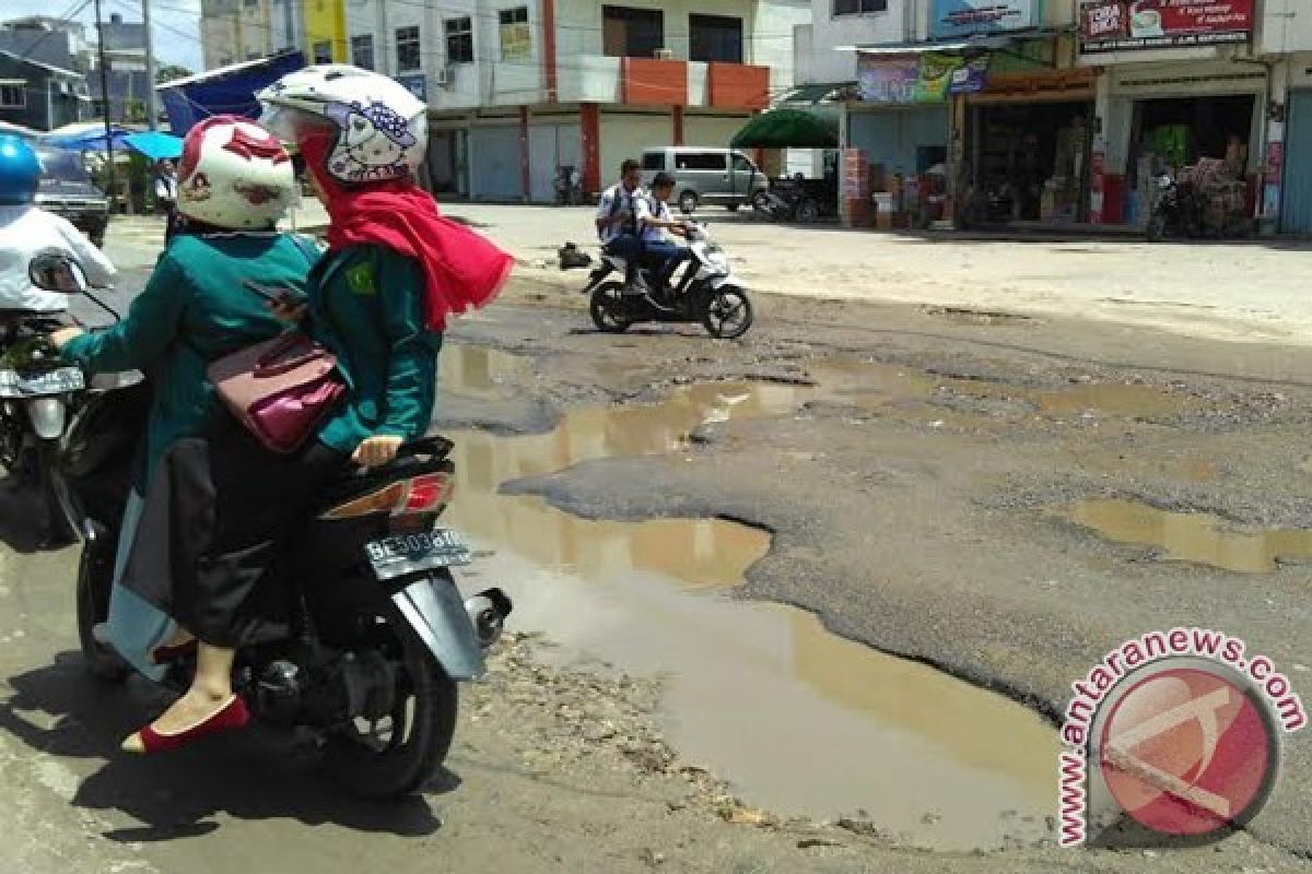 Jalan cor beton Baturaja rusak parah