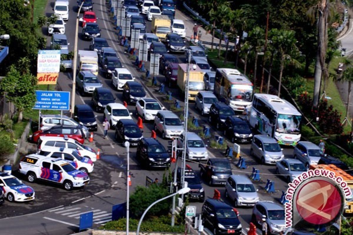 Jalan lintas Sumatera Kabanjahe-Medan H+7 macet
